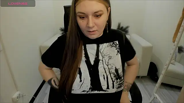 Snapshot of AlisaBacker chatting on 12.28.24 AlisaBacker online show from 12.28.24