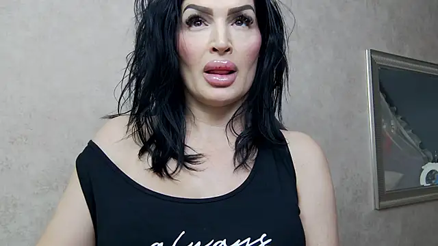 Snapshot of NicolleReyn chatting on 02.11.25 NicolleReyn online show from 02.11.25