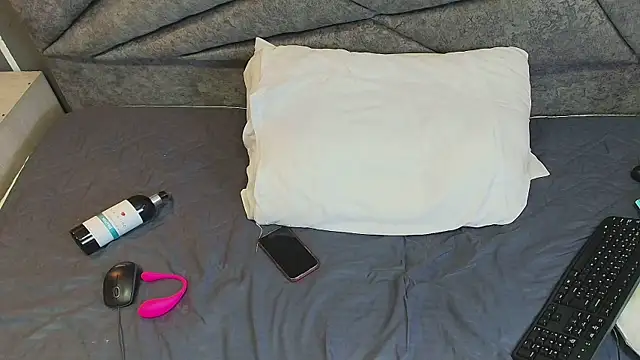 Snapshot of emmars_ chatting on 12.20.24 emmars online show from 12.20.24