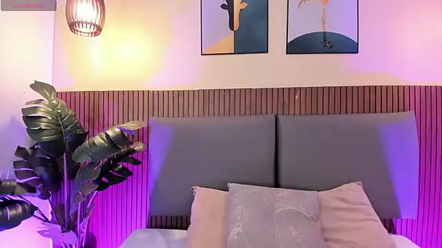 NicolleeEvanss online show from 04.14.26