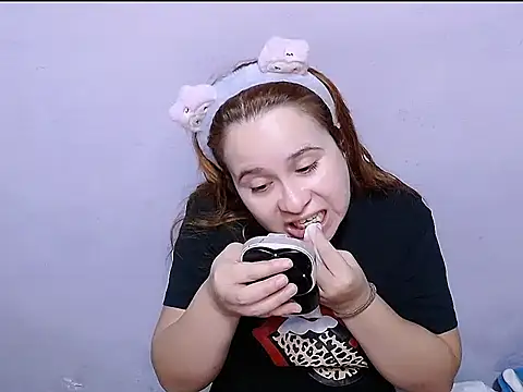 Snapshot of SubLayla01 chatting on 04.16.26 SubLayla01 online show from 04.16.26