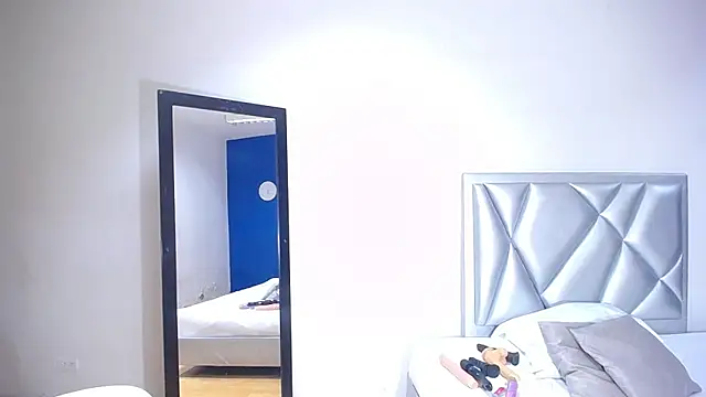 Snapshot of exotic_karmella chatting on 01.14.25 exotic karmella online show from 01.14.25