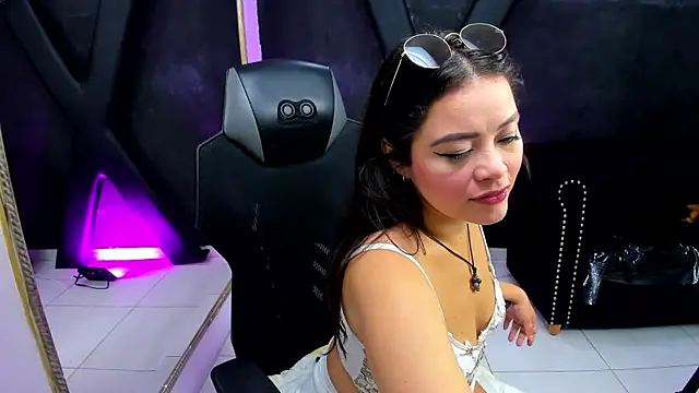 Snapshot of DarlingBDSM_ chatting on 11.19.25 DarlingBDSM online show from 11.19.25