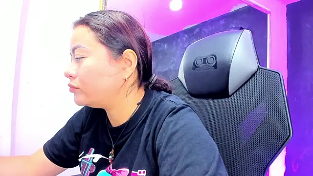 Snapshot of DarlingBDSM_ chatting on 11.21.25 DarlingBDSM online show from 11.21.25