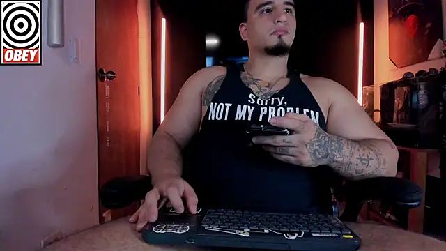 Snapshot of kingbear777 chatting on 12.21.25 kingbear777 online show from 12.21.25