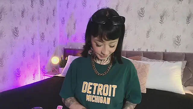 Snapshot of Scolw chatting on 11.05.25 Scolw online show from 11.05.25