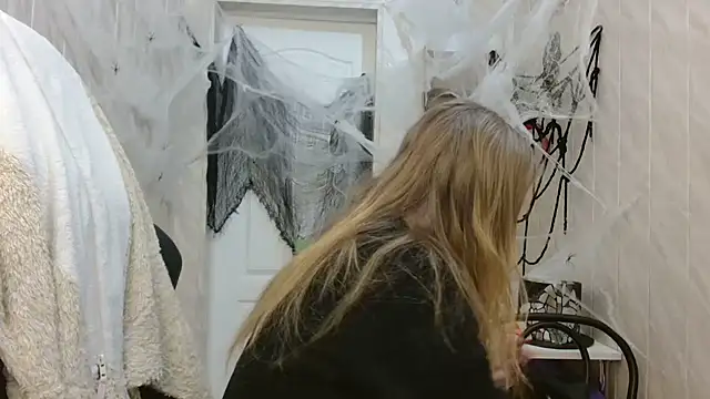 Snapshot of ElenaMaeer chatting on 10.31.25 ElenaMaeer online show from 10.31.25