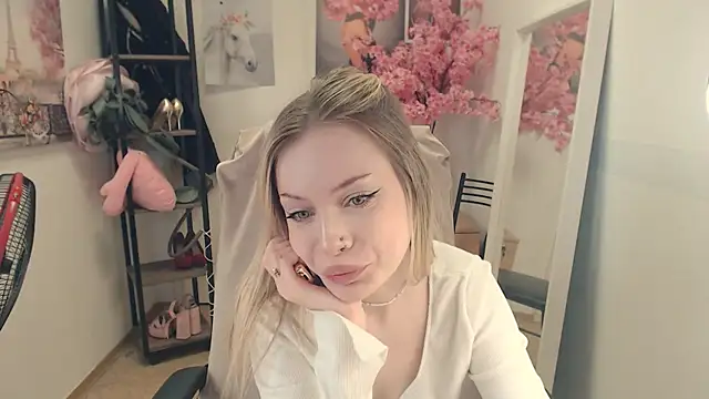 HeyDoraa online show from 12.06.24