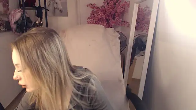 HeyDoraa online show from 03.01.25