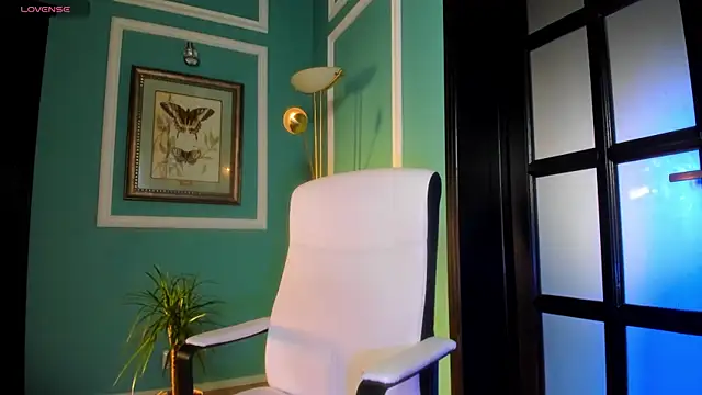 Snapshot of 1Munique chatting on 10.31.25 1Munique online show from 10.31.25