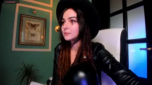 Snapshot of 1Munique chatting on 11.15.25 1Munique online show from 11.15.25