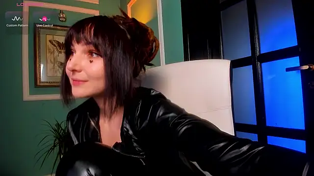 Snapshot of 1Munique chatting on 11.21.25 1Munique online show from 11.21.25