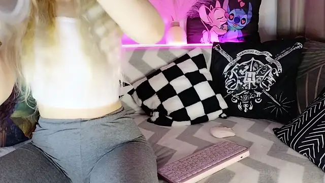 Snapshot of nicollewetpussy chatting on 02.26.25 nicollewetpussy online show from 02.26.25