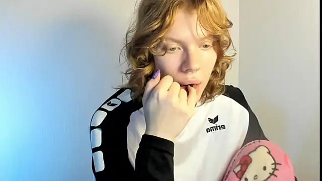 Snapshot of StellaDavis chatting on 10.14.25 StellaDavis online show from 10.14.25