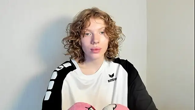 Snapshot of StellaDavis chatting on 11.04.25 StellaDavis online show from 11.04.25