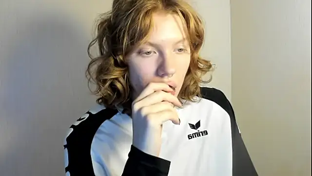 Snapshot of StellaDavis chatting on 11.05.25 StellaDavis online show from 11.05.25