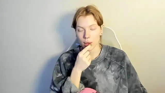 Snapshot of StellaDavis chatting on 12.18.25 StellaDavis online show from 12.18.25