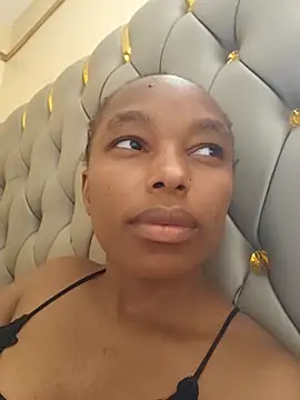 Snapshot of Missthigh chatting on 02.13.26 Missthigh online show from 02.13.26