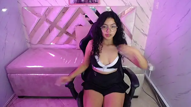 Snapshot of victoria_castillo_b chatting on 03.15.25 victoria castillo b online show from 03.15.25