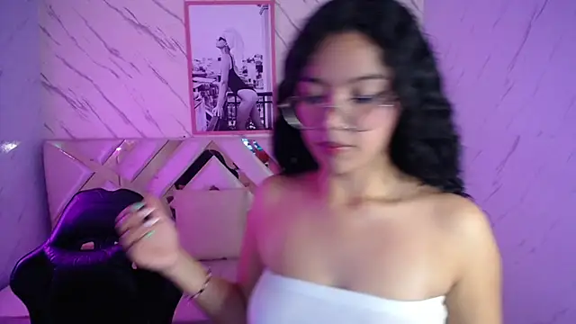 Snapshot of victoria_castillo_b chatting on 03.21.25 victoria castillo b online show from 03.21.25