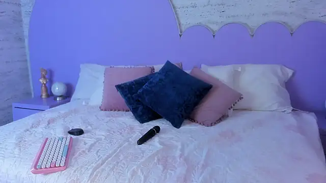 Giaa Ross online show from 11.22.25