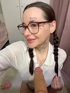 Snapshot of fuckdoll_18 chatting on 11.30.25 fuckdoll 18 online show from 11.30.25