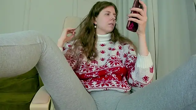 Snapshot of Sereta_Finn chatting on 12.13.24 Sereta Finn online show from 12.13.24