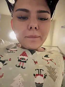 Snapshot of NikaMur chatting on 04.14.26 NikaMur online show from 04.14.26