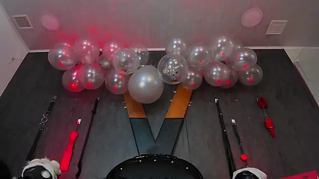 Snapshot of CharlotteScotte chatting on 12.19.24 CharlotteScotte online show from 12.19.24