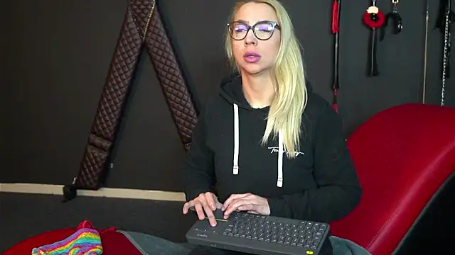 CelineConner online show from 02.07.25