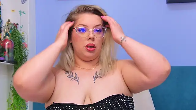 Snapshot of moon_cake chatting on 10.06.25 moon cake online show from 10.06.25