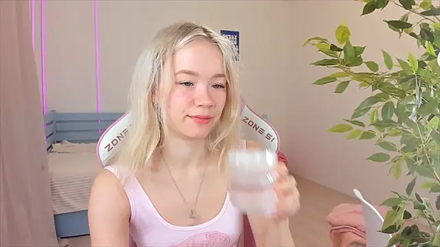 Snapshot of Lily_Young chatting on 12.05.25 Lily Young online show from 12.05.25