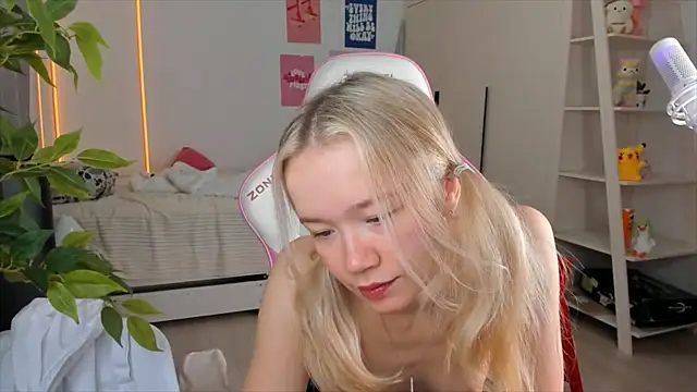 Snapshot of Lily_Young chatting on 12.17.25 Lily Young online show from 12.17.25