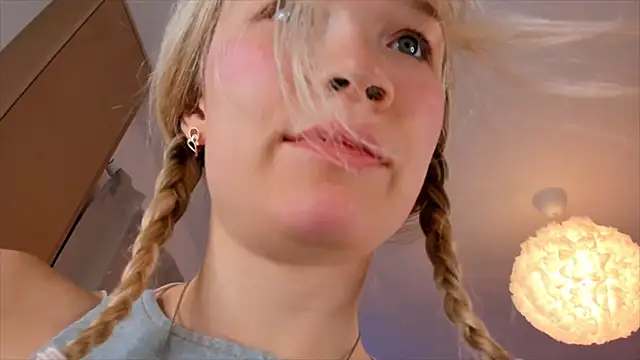 Snapshot of Lily_Young chatting on 12.19.25 Lily Young online show from 12.19.25