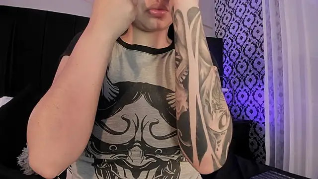 Snapshot of Adeelinee chatting on 12.01.25 Adeelinee online show from 12.01.25