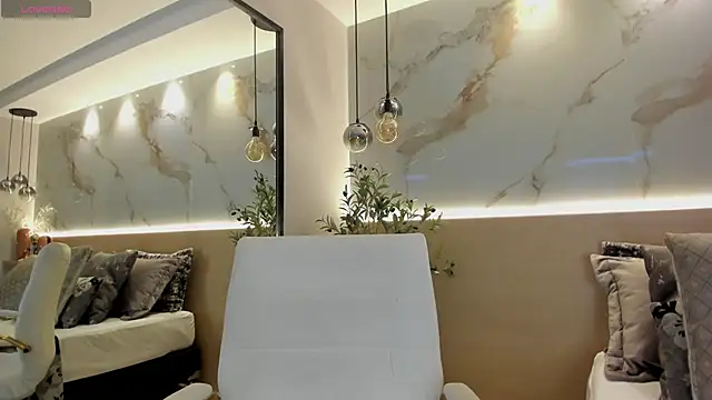 Snapshot of LeaThompson chatting on 02.24.25 LeaThompson online show from 02.24.25