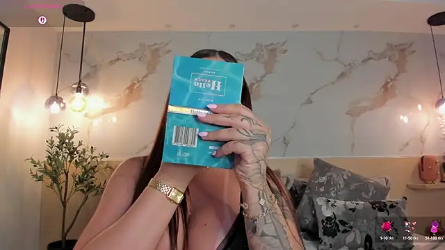 Snapshot of LeaThompson chatting on 10.04.25 LeaThompson online show from 10.04.25