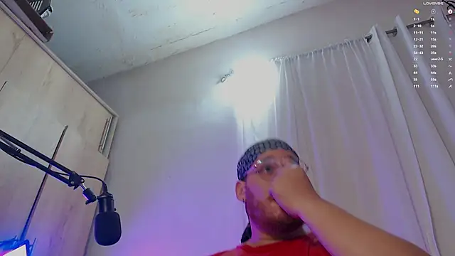 Snapshot of anotherbigboy_ chatting on 10.29.25 anotherbigboy online show from 10.29.25