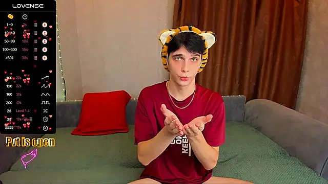 Aaron Boom online show from 12.04.25