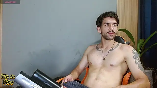 Snapshot of Mr_WhiteCock chatting on 11.30.25 Mr WhiteCock online show from 11.30.25