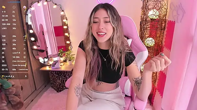 Snapshot of violet_ch chatting on 01.21.25 violet ch online show from 01.21.25