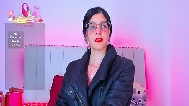 Snapshot of caro_lyne_ chatting on 06.12.26 caro lyne online show from 06.12.26