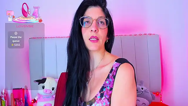 Snapshot of caro_lyne_ chatting on 06.19.26 caro lyne online show from 06.19.26