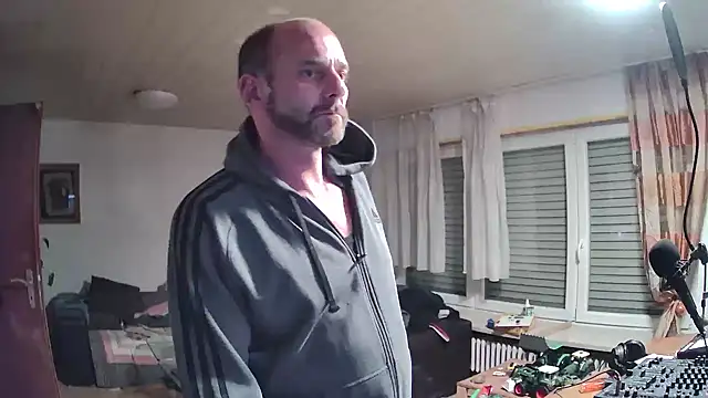 Snapshot of rosaeichel chatting on 04.15.26 rosaeichel online show from 04.15.26
