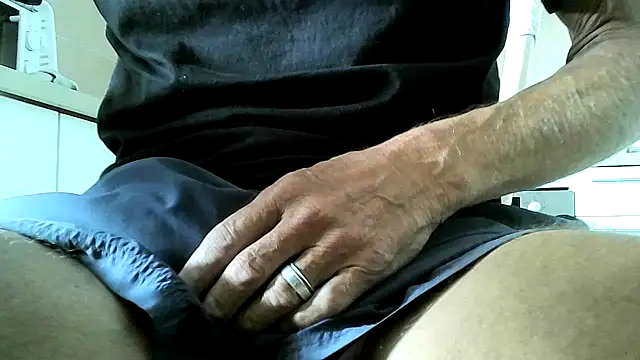 Snapshot of ewuich1 chatting on 03.21.25 ewuich1 online show from 03.21.25