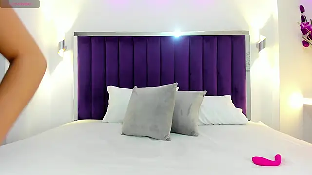 Snapshot of LindsyCater chatting on 01.09.25 LindsyCater online show from 01.09.25