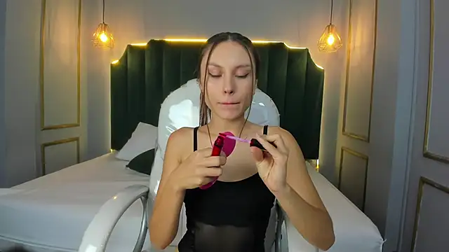 Snapshot of LindsyCater chatting on 09.13.25 LindsyCater online show from 09.13.25