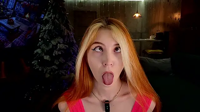 Snapshot of izi-fox chatting on 12.15.24 izi-fox online show from 12.15.24