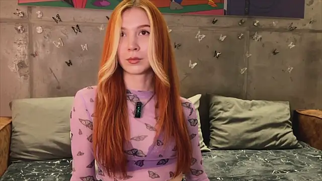 Snapshot of izi-fox chatting on 02.19.25 izi-fox online show from 02.19.25