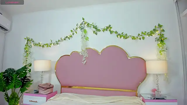 Snapshot of EmmaCrush chatting on 09.28.25 EmmaCrush online show from 09.28.25